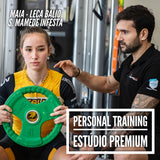 Treinador acompanha uma atleta num exercício com disco, num cartaz de personal training CTAD
