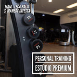 Halteres de 10, 12 e 14 kg num cartaz do estúdio de personal training CTAD