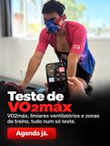 Teste de VO₂máx com ciclista a pedalar numa bicicleta indoor e máscara de análise respiratória